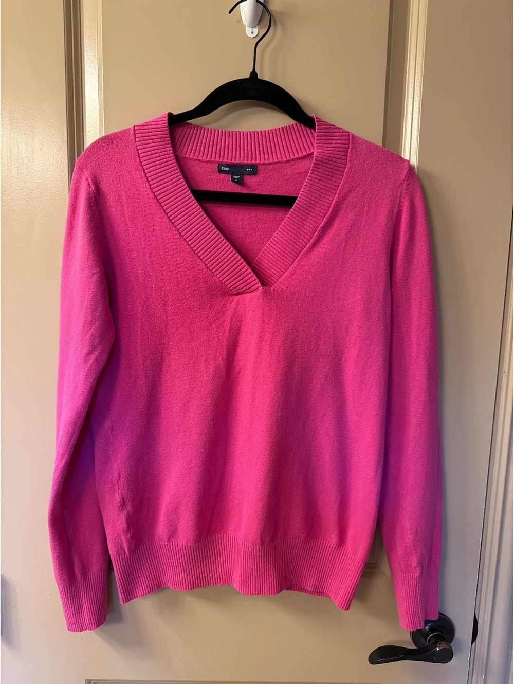 Gap Women's Medium Pink V-Neck Sweater